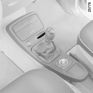 SYSTÉM ELEKTRONICKÉHO BLOKOVANIA ŠTARTOVANIA (pokračovanie) 1 Kontrolka poruchy činnosti Pri rušení príjmu a/alebo nerozpoznaní karty RENAULT s voľnými rukami vložte kartu do čítača 2.