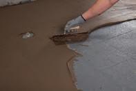 VYROVNÁNÍ A PŘÍPRAVA PODKLADU Po kontrole stavu podlahy a důkladném očištění naneste vrstvu cementové vyrovnávací stěrky Nivorapid po předchozí aplikaci