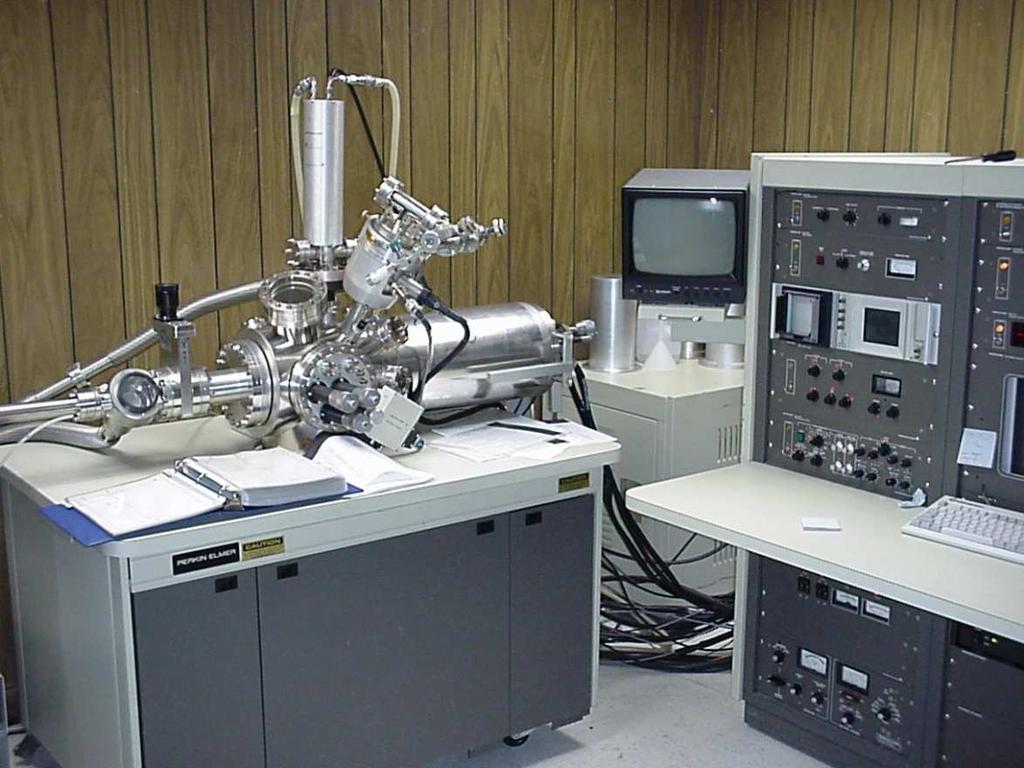 Augerova elektronová spektroskopie (AES) Augerova mikrosonda =