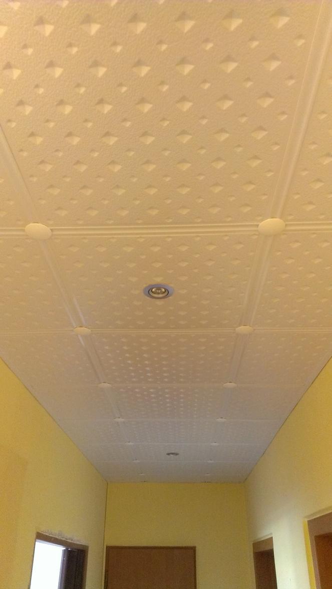 Minimálna výška stropu Keď chceme obložiť nevzhľadný a popraskaný strop stropnými podhľadmi, musíme si tiež uvedomiť výšku stropu.