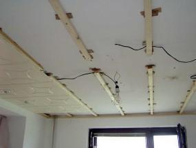 Keď je strop rovný, stačí po 50 cm osadiť na strop drevené latky, ktoré vypodložíme do