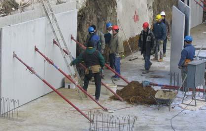 Doporučuje sa ešte pred zabudovaním stien pripraviť si potrebný počet šikmých vzpier v blízkosti steny. Zabudovanie a montáž sa smie realizovať len na čistý a suchý podklad, ktorý je zbavený prachu.