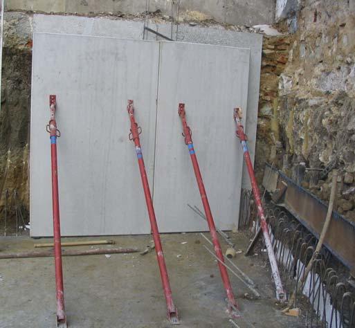 Takto sa v podstate zabezpečí celý proces od vykladania z auta až po uloženie panela na definitívne miesto.