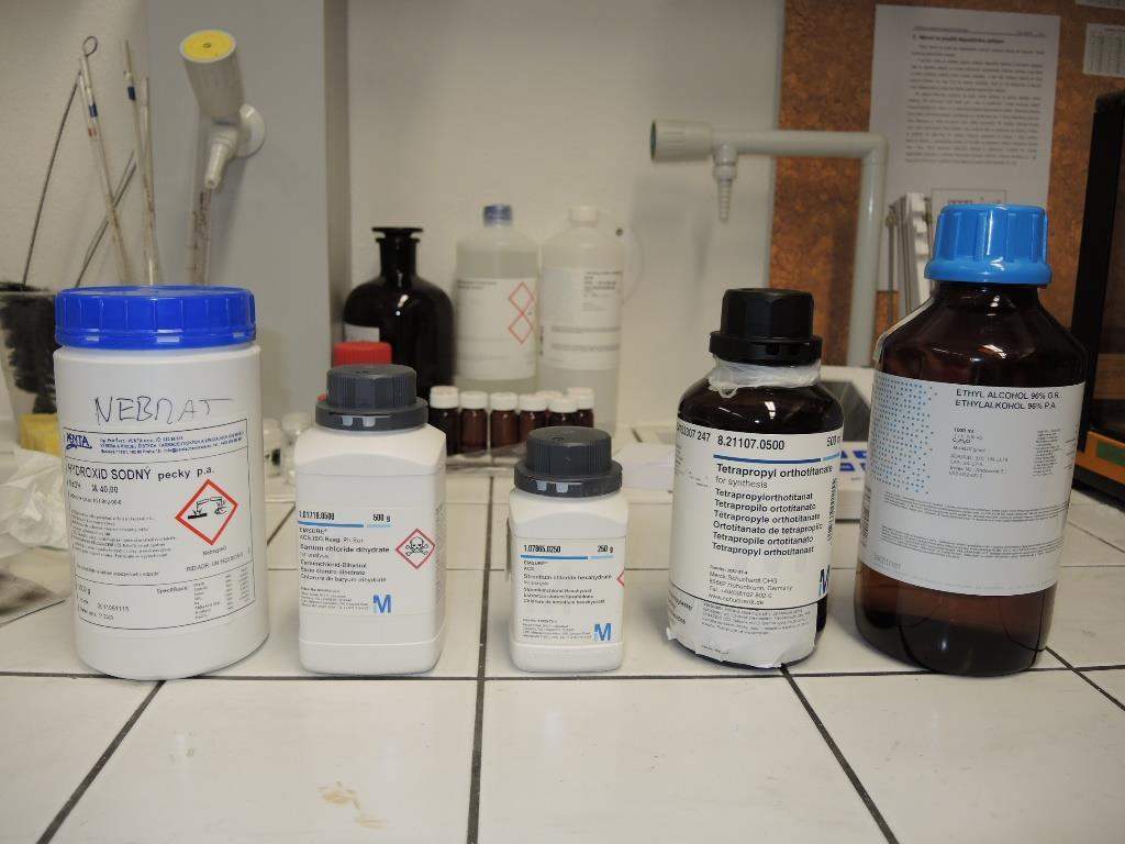 10 Experimentální část Pro výrobu prášku byla použita metoda v kapalné fázi na bázi precipitační syntézy Ba0.7Sr0.3TiO3 (BST70/30) na základě diplomové práce [26].