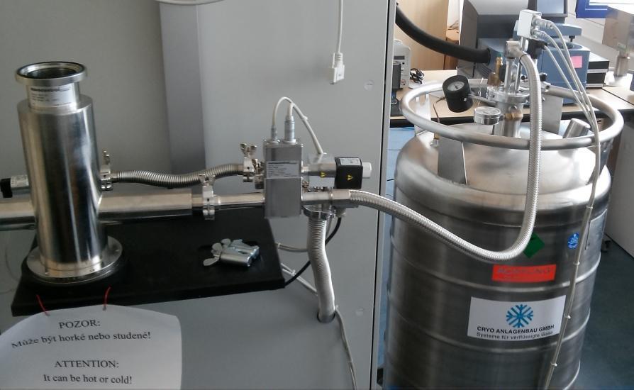 Aktivní elektrodový systém byl vkládán do kryostatu. Měření byla provedena na frekvenčním analyzátoru Alpha-A a Quatro Cryosystem.