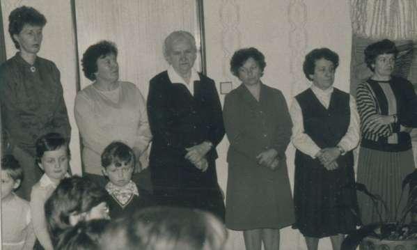 49 V roce 1976 skončila paní Pajpachová jako ošetřovatelka dojnic a místo ní nastoupila do kravína paní Anežka Šuranová.