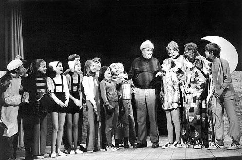 TVOŘIVÁ DRAMATIKA Jaromír Sypal se svým souborem Racek v incenaci Co měsíc vyprávěl na Kaplickém divadelním létě v roce 1975 V práci s dětským divadelním souborem pokračoval Josef Mlejnek (1921