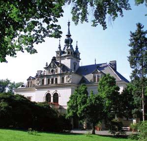 Památky a architektura Monuments et architecture K nejstarším památkám patří středověký hrad Střekov z počátku 14.