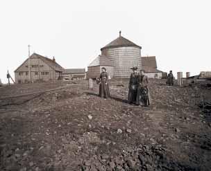 Tehdy uváděné spojení František Wilhelm Krátký, objevující se na snímcích i inzerátech v místním tisku do roku 1883, dokládá, že ve fotografickém závodu vypomáhal i bratr Vilém, později pracující u