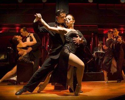 Tango večer v Buenos Aires Večer plný tanga v historickej reštaurácii v Buenos Aires, ktorá dýcha nostalgiou.