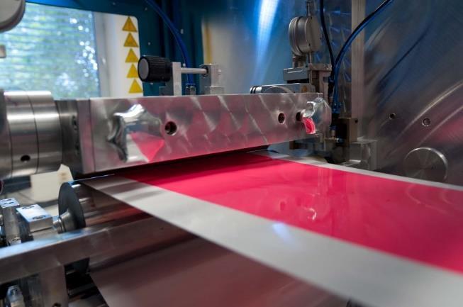 Mezera mezi slotem a válcem byla vždy nastavena na 200 µm, a tisková rychlost byla měněna v rozmezí 0,2 0,4 m min 1.