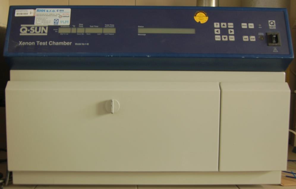 3,0 Q-SUN sluneční záření 2,5 Inzenzita záření, W m 2 2,0 1,5 1,0 0,5 0,0 300 400 500 600 700 800 Vlnová délka, nm Obr. 30: Porovnání spektra slunečního záření a v Q-SUN s outdoorovým filtrem. Obr. 31: Fotografie sluneční komory Q-SUN.