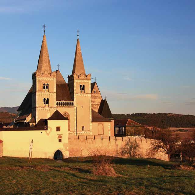 Spišská P ri pohľade z hlavnej veže Spišského hradu si návštevník v bezprostrednom okolí nemôže nevšimnúť architektonicky zaujímavý súbor stavieb, obohnaný hradbami, nachádzajúci sa na vyvýšenine za