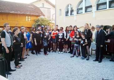 10 DOGODKI Rokovnjač Na domačiji Rus so s prijetnim večerom prižgali luč v temi slepim in slabovidnim Na vabilu na dogodek, ki je bil v petek, 9.