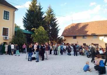 znanih osebnosti predstavili modna oblačila in blagovne znamke. Njihovemu vabilu se je na topel majski večer odzvalo veliko ljudi, med drugim tudi predsednik republike Borut Pahor.
