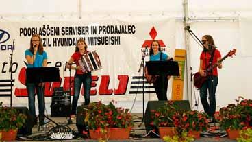 Po obveznem skupinskem slikanju smo malo prestrašene stopale na splav. Čas, ki smo ga preživele s koroškimi splavarji, je bil nepozaben.