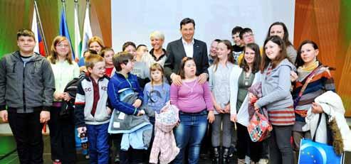 Nekega dne se ji pojavijo vijolični srbeči mozolji po vsem telesu. Ko obišče zdravnico, ji ta pove diagnozo: žabja alergija alergija na vodo.
