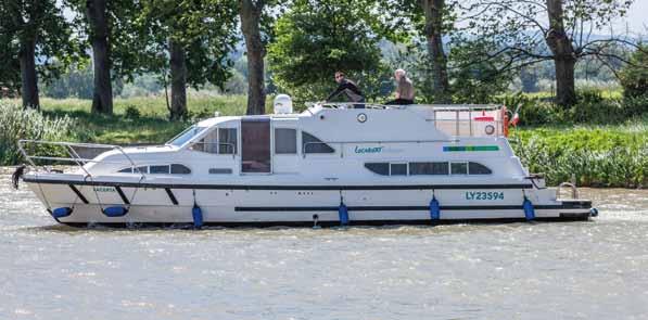 EUROPA 400 Hodně komfortní pro 4 osoby yachty europa Pohodlné, elegantní a jako malé jachty koncipované lodě Europa jsou ideální pro bezlicenční plavbu a hodí se pro /4 až 6 osob.