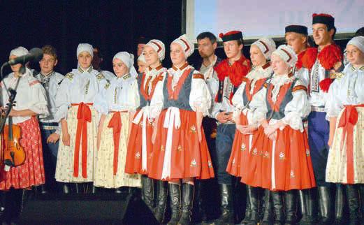 24 SPOLEČNOST O humor se postaral Chlastáš Na benefici si koupili lístky i účinkující Pro dobrou věc vystoupilo několik folklorních souborů v