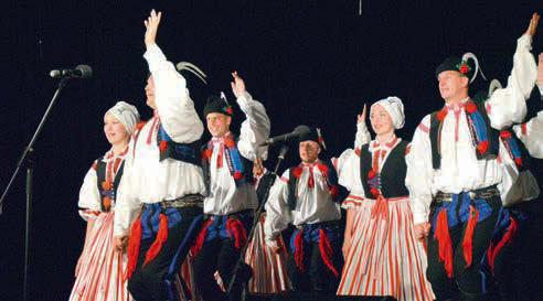 Benefiční koncert, při kterém se účinkující zřekli nároku na honorář a dokonce si ještě na představení koupili lísky, přilákal spoustu lidí, kteří