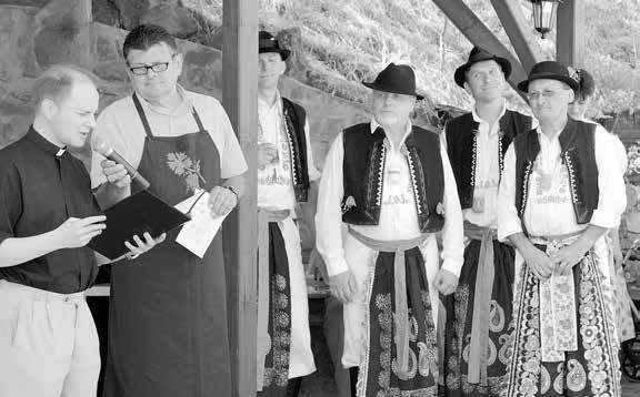 Proto tyto ojedinělé atributy každoročně ve vší parádě oslavují. Již pojedenácté se tedy otevřel kudlovický vinný žleb milovníkům vín a dobré písničky.
