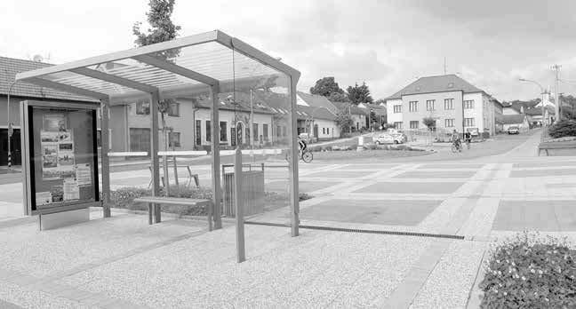 I když se stavaři pustili do díla už na podzim roku 2010, obec náves slavnostně otevřela až v sobotu.