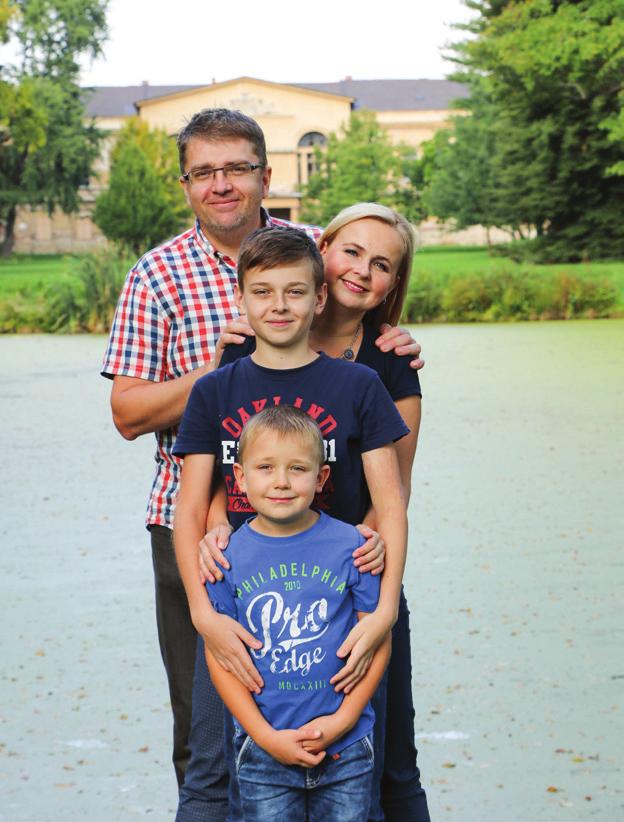 Adam Škrášek žije se svou maminkou Andreou, tatínkem Josefem a mladším bráchou Dominikem v Kunovicích. Je mu třináct roků, chodí do 7. A Základní školy U Pálenice a na vysvědčení měl samé jedničky.