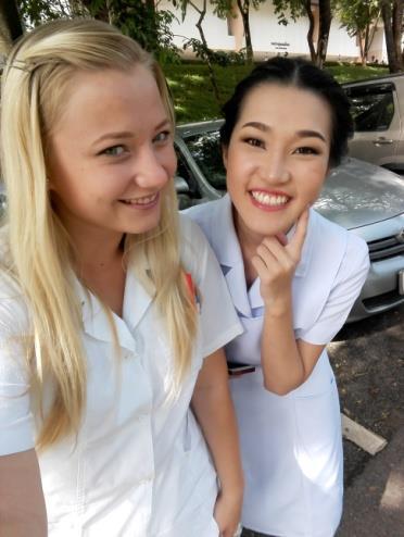 Jedna mi napsala, že je z oboru sester a že na mě bude čekat v Chiang Rai na letišti, což mě uklidnilo. V Bangkoku vyplníte imigrační kartu (přijíždějící i odjíždějící část).