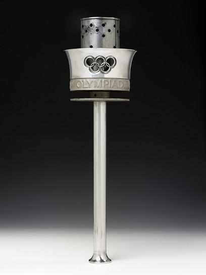 Obr. 5: Pochodeň navržená Laversem (Zdroj. http://www.vam.ac.uk/content/articles/o/olympic-torch/) Pochodně užívané pro finální nástup na stadion a zapálení ohně se odlišovali.