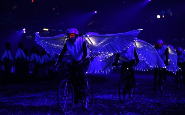 Obr. 10: Cyklisti znázorňující holubice (Zdroj: www.telegraph.co.uk.) 3.