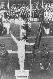 Novinkou bylo zavedení olympijské přísahy vyplývající především z případu Jima Thorpa, který porušil zásady amatérismu. V Antverpách ji přednesl populární belgický šermíř Victor Boin (obr. 13).