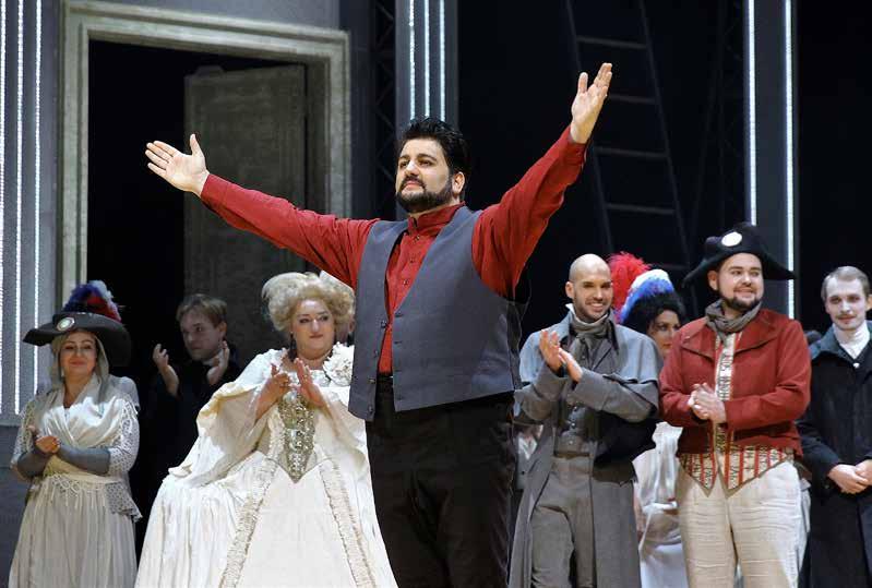 OPERA > RECENZE Yusif Eyvazov nádherný, barevný, silný a skvěle vedený hlas Koncem ledna a začátkem u nora přivi talo Národni divadlo tenoristu YUSIFA EYVAZOVA, aby zde ztvárnil hlavni postavu ve