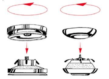 4. Povolte konzolu držící ventilátor a opatrně ventilátor vysuňte ven. 5. Ventilátor vyčistěte hadříkem nebo jemným kartáčkem. Nepoužívejte vodu.