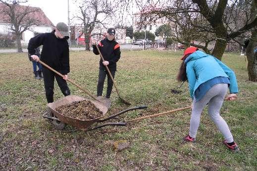 Princip je pokaždé stejný. Ti zkušenější a šikovnější radí, pomáhají a jdou příkladem těm, pro které je práce sprosté slovo.