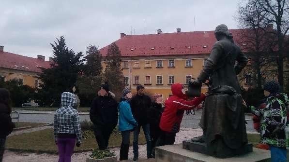Začátečníci byli vděční za možnost naučit se zase něco nového, a ti pokročilí si užívali bruslení při hudbě. Foto : Společná fotografie dětí z SVP na zimním stadionu v Jaroměři.