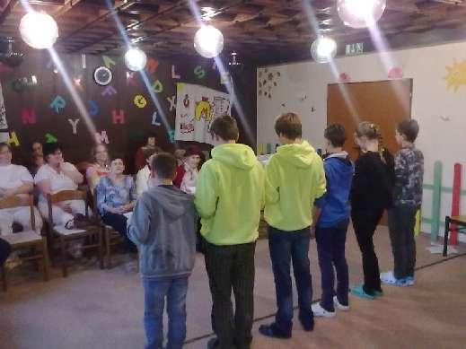 Cestou jsme si pročítali informační cedule a zjišťovali zajímavosti tohoto místa. str. 4 V pondělí, opět po roce, navštívili naše školské zařízení jeho bývalé pracovnice, které jsou nyní v důchodu.