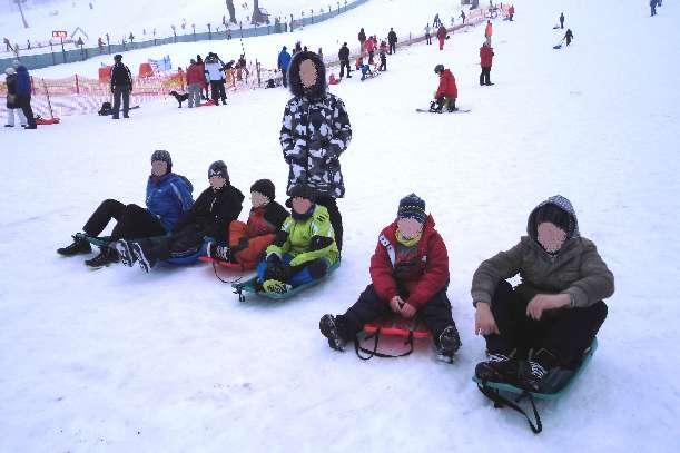 Obuli jsme si boty, nasadili běžecké lyže a po krátkém seznámení se zásadami běžkování a pravidly bezpečnosti vyjeli na trať.