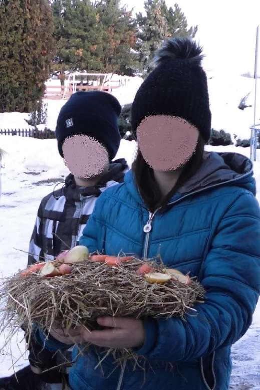 Minifarma život na naší minifarmě OSLAVA KOZÍCH NAROZENIN Největší letošní událostí na naší minifarmě byla oslava narozenin našich minikoziček, Julči a Verči.