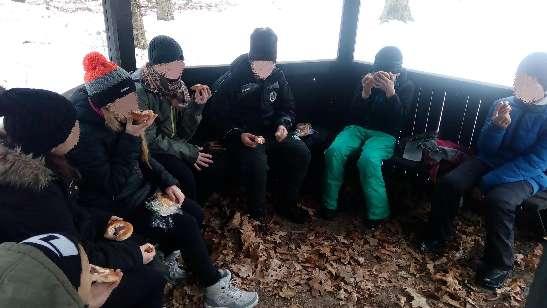 Na zpáteční cestě jsme se posilnili svačinou v lesním altánu a až k autu hráli nejrůznější hry.