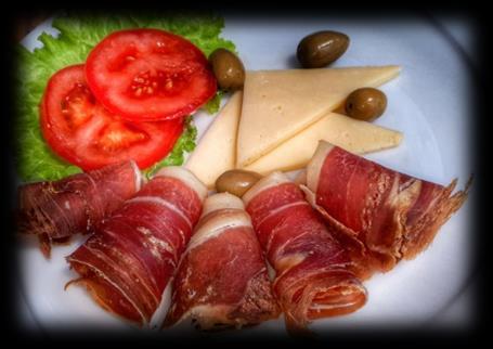 ~ Hladna predjela ~ Cold appetizers-kalte Vorspeisen-Entrees froides-antipasti freddi Hladna plata Dalmacija 200 g 90,00 kn Plata sušenog mesa i sira Plate of homemade smoked meat and cheese Homemade