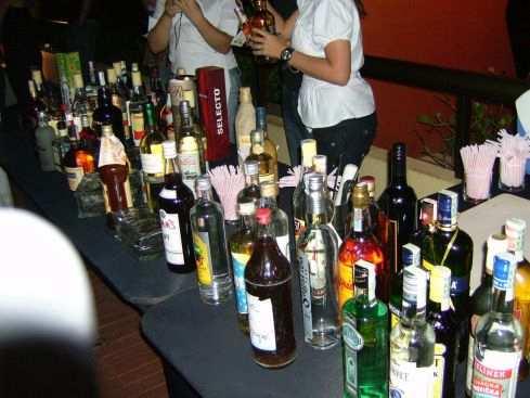 Pobřeží Atlantského oceánu Centrum města Pelourinho Tradiční bottle party Salvador je nejstarším brazilským městem,