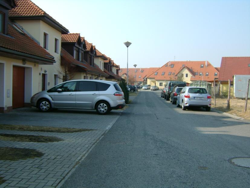 sousedé navzájem potkávali a utužovali vzájemné vztahy. Absence míst k setkávání též vede k pocitu jisté opuštěnosti místa.