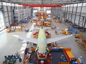 Obrázek 3.3: Montážní linka Hamburk a model A320 Brémy Je zde zaměstnáno více než 2 500 lidí. Toto sídlo je odpovědné za návrh a výrobu letových systémů pro křídla všech modelů.