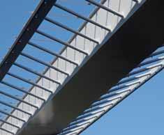 3e). Dostává tak tvar velmi podobný tvaru vnějších ztužujících žeber betonových mostů [2]. Mostovka obou objektů má tloušťku 350 mm.
