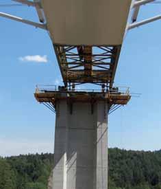 Podpěry mostu tvoří dva druhy pilířů. Relativně kratší pilíře výšky do 31 m mají tloušťku 2,5 m. Střední pilíře výšky až 54,5 m tvořící rozpěrný rám mají výšku příčného řezu 4 m.