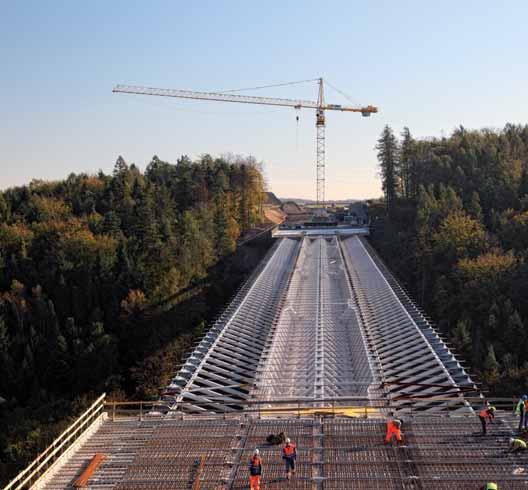 ZÁVĚR Osové podepření komorových mostů umožnilo návrh konstrukcí, které mají minimální vliv na životní prostředí jak při stavbě, tak i za provozu.