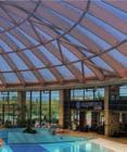 Je to velký komplex zastřešený mohutnou kopulí, pod kterou jsou bazény, věže, visuté mosty, tobogány, skluzavky, i saunový svět. Aquapark Aquaworld Budapest vytváří s hotelem jeden harmonický celek!