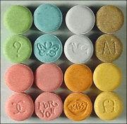 Amfetaminy Met-amfetamin ( crank, ice ); MDMA -metylen-dioxy-metamfetamin ( ecstasy ); MDA metylen-dioxy-amfetamin; PEA phenyl-etyl-amin; amfetamin Stimulace CNS, periferní uvolnění KA