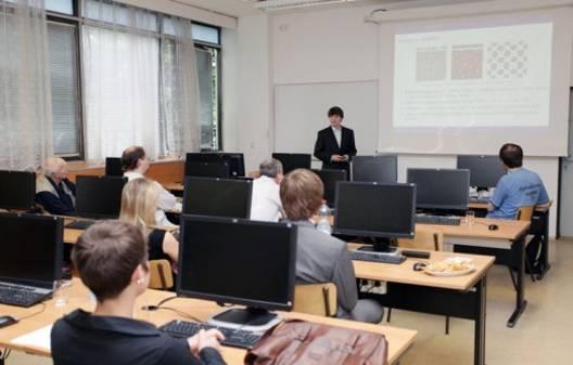 Kvalitativní analýza a numerické řešení problémů proudění v obecně časově závislých oblastech