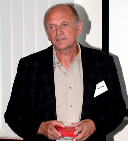 Medaile Jana Marka Marci doc. Vladimíru Hnatowiczovi Viktor Kanický Na 13. Spektroskopické konferenci byla předsednictvem Společnosti udělena medaile Jana Marka Marci z Kronlandu doc. Ing.